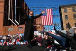 
    Potential 2020 Democratic presidential nomination candidate U.S. Senator Elizabeth Warren (D-MA) waves at the crowd ahead of a campaign rally in Lawrence, Massachusetts, U.S. February 9, 2019. REUTERS/Brian Snyder
   Foto: Brian Snyder/Ritzau Scanpix