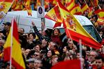Demonstranter fra højrefløjen på gaden i Madrid mod den spanske premierminister Pedro Sanchez.  Foto: Oscar del Pozo/Ritzau Scanpix
