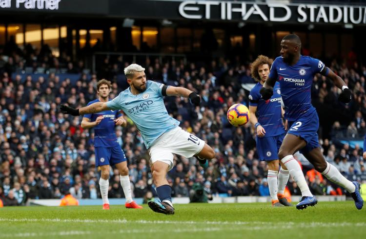 Sergio Agüero var svær at styre søndag aften på Etihad Stadium. Her scorer han til 3-0 mod Chelsea, der oplevede en meget hård første halvleg.
   Foto: Carl Recine/Ritzau Scanpix