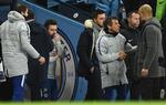 Chelsea-manager Maurizio Sarri (mørk ryg tv.) forlod banen uden at hilse på Pep Guardiola (th.), der måtte 'nøjes med' at sige tak for kampen til Sarris assistent Gianfranco Zola.
   Foto: Oli Scarff/Ritzau Scanpix