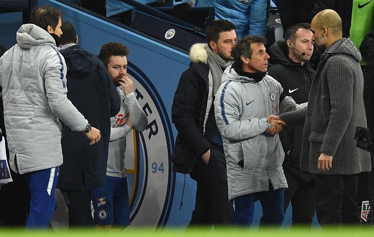 Chelsea-manager Maurizio Sarri (mørk ryg tv.) forlod banen uden at hilse på Pep Guardiola (th.), der måtte 'nøjes med' at sige tak for kampen til Sarris assistent Gianfranco Zola.
   Foto: Oli Scarff/Ritzau Scanpix