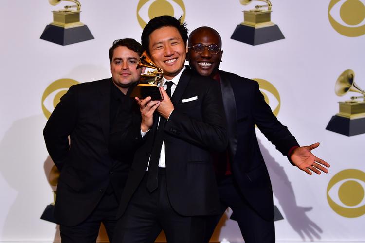 Hiro Murai, Ibra Ake og Jason Cole, der står bag nummeret 'This is America' ved Grammy-uddelingen.  Foto: Frederic J. Brown/Ritzau Scanpix