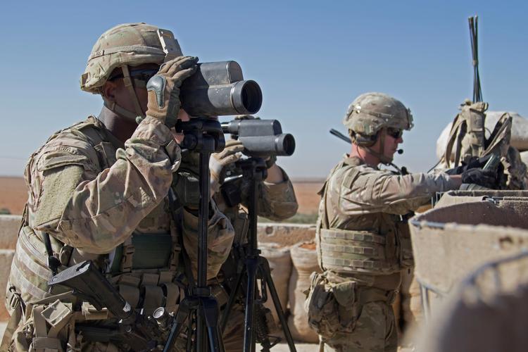 Amerikanske soldater patruljerer i Manbij. Men det bliver muligvis snart slut. Den annoncerede tilbagetrækning fra Syrien kan begynde allerede om uger.  Foto: Us Army/Ritzau Scanpix