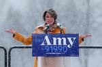 I dalende sne annoncerede Amy Klobuchar, at hun stiller op til præsidentvalget. Foto: Eric Miller/Ritzau Scanpix