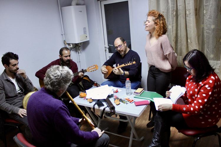 En gruppe akademikere, der har mistet deres arbejde som følge af Erdogans politik, samler sig nu som et orkester og forsøger at tjene penge og finde livskvalitet via fællesskab og musik. Foto: Nanna Muus Steffensen