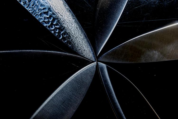 Engang var meget store knive det foretrukne valg i køkkenet, men dommerne i testen foretrækker korte kokkeknive med et blad på omkring 20 centimeter. 