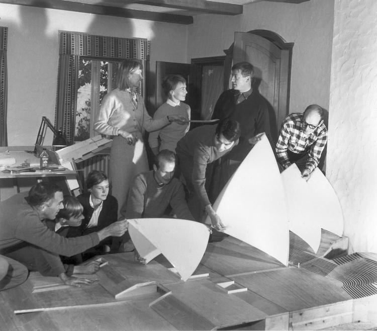 Historien om den verdenskendte danske arkitekt, sådan som den fremstilles i Lene Borch Hansen og Anna von Lowzows dokumentarfilm ’Jørn Utzon - Manden & Arkitekten’, er tæt på at gøre ham til en frelserskikkelse. Templet, der her ikke skal rives ned, men bygges op, er Operahuset i Sydney.  Pr-foto Arne Magnussen
