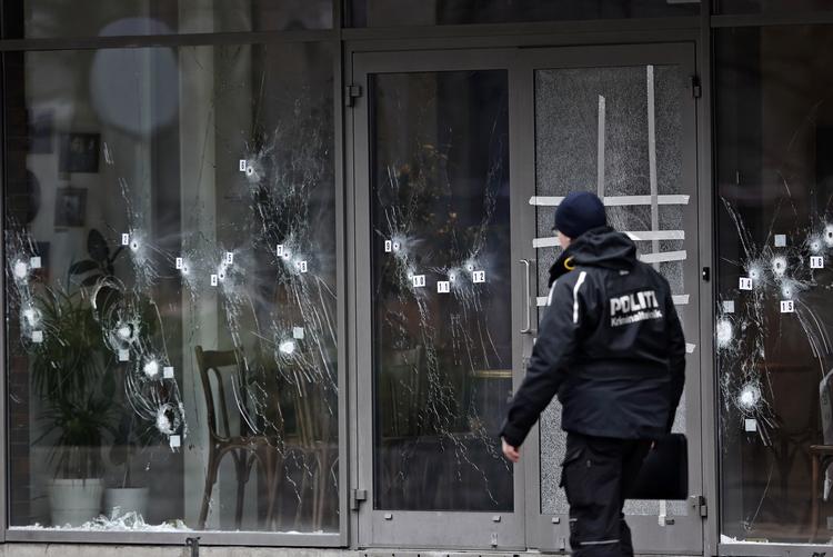 14. og 15. februar 2015 angreb Omar el-Hussein Krudttønden og senere den jødiske synagoge i København. Fire år senere er flere oplysninger, som var udeladt i Rigspolitiets evaluering af sagen, dukket op. Foto: Jens Dresling/POLFOTO