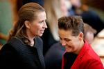 Mens de øvrige partier i rød blok forsøger at true sig til indflydelse på en eventuel Mette Frederiksen regering, har SF-formand Pia Olsen Dyhr (th. valgt rollen som dronningens loyale vagtmester. Foto: Jens Dresling/POLFOTO