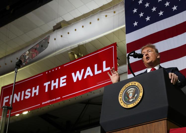 Præsident Donald Trump taler til et vælgermøde i El Paso i Texas. På samme tid blev demokrater og republikanere i Kongressen enige om en aftale om grænsesikkerhed i USA.  Foto: Leah Millis/Ritzau Scanpix