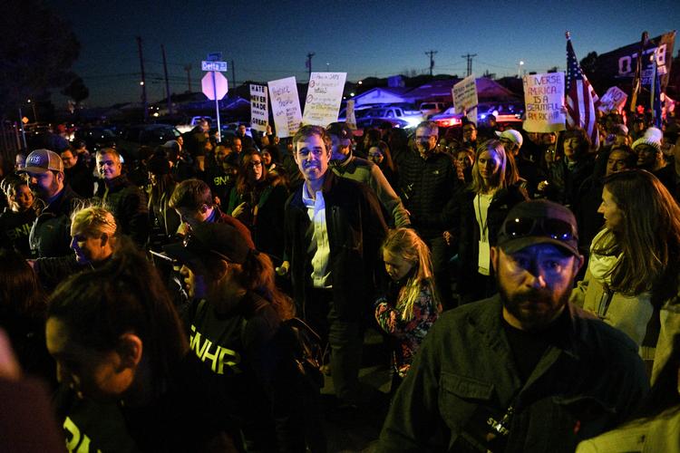 Demokrat og mulig præsidentkandidat Beto O'Rourke taler ved en anti-Trump march i sin hjemby El Paso i Texas. Foto: Loren Elliott/Ritzau Scanpix