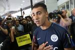 Fodboldspilleren Hakeem Al-Araibi ankom tirsdag morgen til Melbourne i Australien, efter at han siden november havde siddet fængslet i Thailand. Foto: Stringer/Ritzau Scanpix