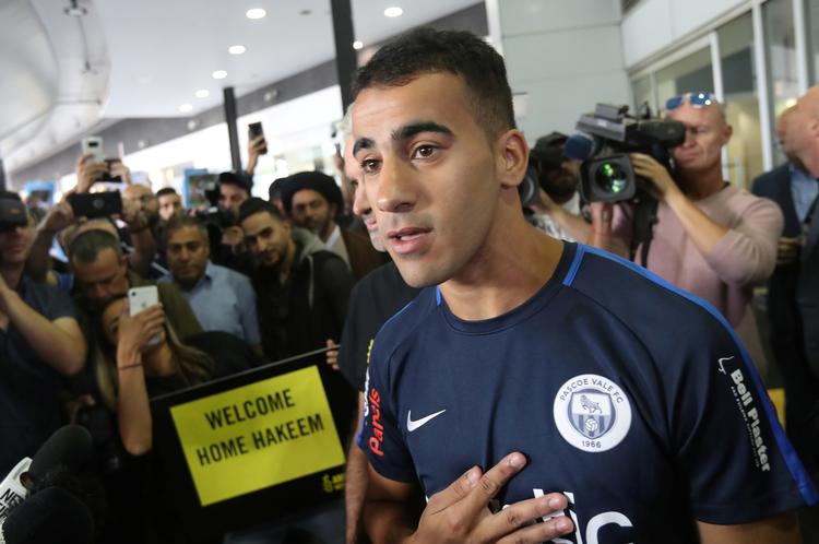 Fodboldspilleren Hakeem Al-Araibi ankom tirsdag morgen til Melbourne i Australien, efter at han siden november havde siddet fængslet i Thailand. Foto: Stringer/Ritzau Scanpix