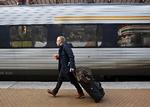 Når togenes numre ikke fungerer, er pladsbilletten ikke meget værd, og så løber passagererne fra vogn til vogn. Lille fejl, stort kaos.
   Foto: Jens Dresling/POLFOTO