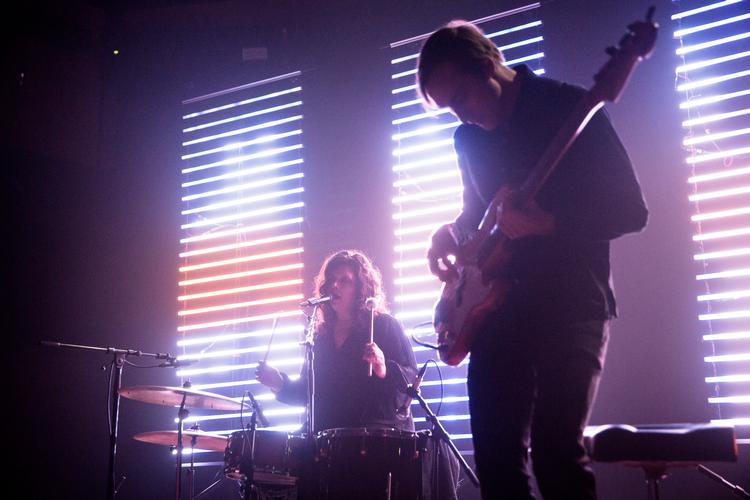 
 
 Mimi Parker er på filtstikkerne, mens hun synger natsolen sort flankeret af Lows bassist Steve Garrington.  Foto: Louise Herrche Serup/POLFOTO