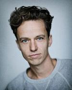 Født 1979. Forfatter, journalist og tenniskommentator. Har blandt andet skrevet ’Det var ikke planen at købe kålroer’ og ’En fortælling om at være træt’. Aktuel med ’En fandens mand’.  Foto: Simon Klein-Knudsen