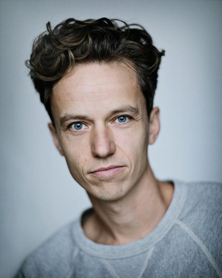 Født 1979. Forfatter, journalist og tenniskommentator. Har blandt andet skrevet ’Det var ikke planen at købe kålroer’ og ’En fortælling om at være træt’. Aktuel med ’En fandens mand’.  Foto: Simon Klein-Knudsen