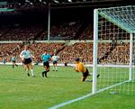 Under en landskamp mellem England og Uruguay ved VM 1966 i England redder Gordon Banks, her iført en klædelig kasket, et skudforsøg, mens holdkammeraten Jackie Charlton ser til.
     Foto: /Ritzau Scanpix