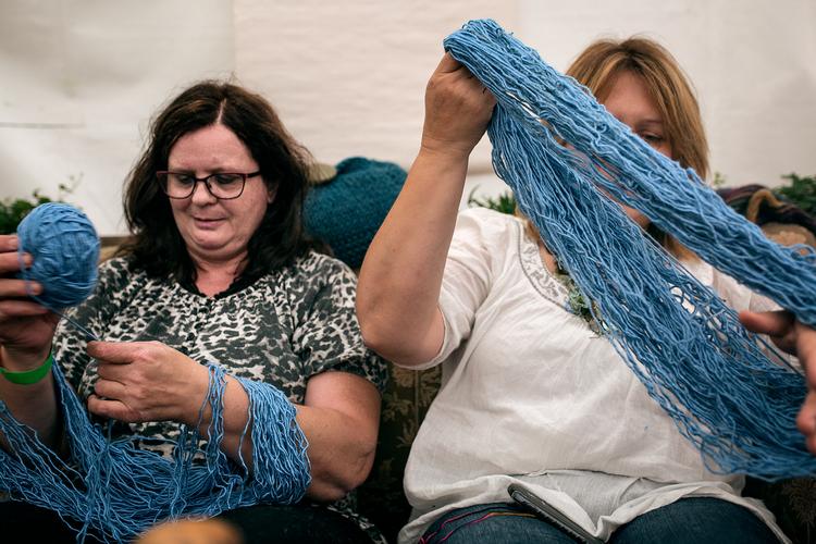Forfatteren har en stor viden om strikningens historie og forskellige strikkemåder. Men det er også bogens udfordring. Billedet er fra en strikkefestival på Fanø.
   Foto: Ivan Boll/POLFOTO