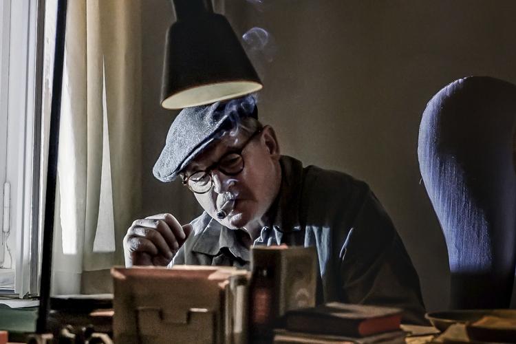 Burghart Klaussner lægger krop til Bertolt Brecht i Heinrich Breloers film om den tyske dramatiker og kommunist. Filmen, der vises på Berlinalen og også er købt af DR, er en blanding mellem dokumentar og fiktion og har også danske Trine Dyrholm på rollelisten. Foto: Nik Konietzny/WDR