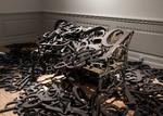 ’The End of Language’ er det sidste og nyeste værk på Holst Henckels udstilling. Det er et hulter til bulter af bogstaver, der er faldet ned fra væggen, og som har taget meningen med sig i faldet. Foto: David Stjernholm