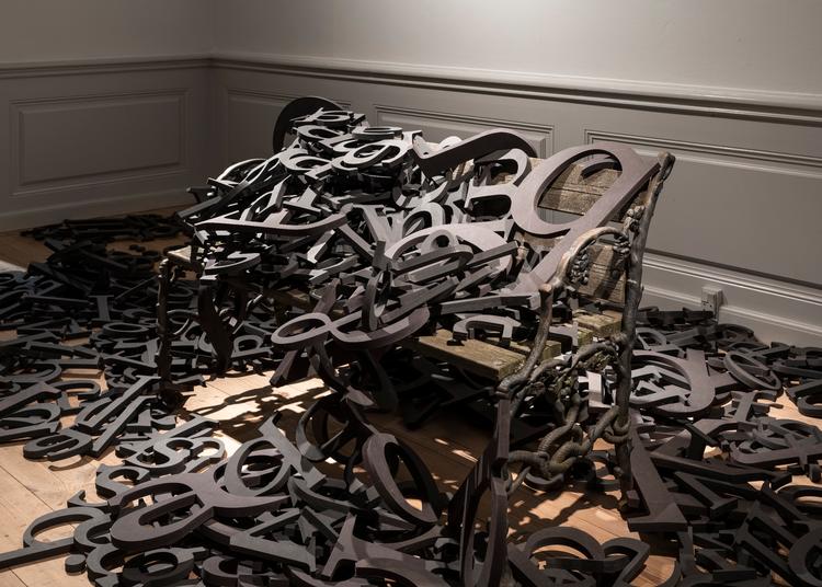 ’The End of Language’ er det sidste og nyeste værk på Holst Henckels udstilling. Det er et hulter til bulter af bogstaver, der er faldet ned fra væggen, og som har taget meningen med sig i faldet. Foto: David Stjernholm