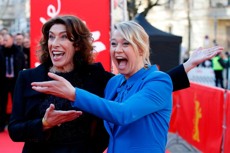 Adele Neuhauser (tv.) spiller den tyske skuespiller Helene Weigel og Trine Dyrholm portrætterer den danske forfatter Ruth Berlau i filmen 'Brecht'. som er en blanding af dokumentar og fiktion om den legendariske tyske dramatiker. Filmen vises i disse dage på Berlinalen. Her ses de på den røde løber før premieren i lørdags.  Foto: Odd Andersen/AFP