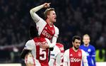 Matthijs de Ligt jubler i armene på forsvarskollegaen Davinson Sánchez efter Ajax Amsterdams samlede sejr over FC København i Europa Leagues ottendedelsfinale i 2017. Foto: United Photos/Ritzau Scanpix