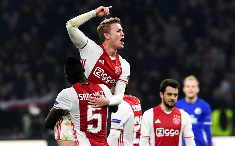 Matthijs de Ligt jubler i armene på forsvarskollegaen Davinson Sánchez efter Ajax Amsterdams samlede sejr over FC København i Europa Leagues ottendedelsfinale i 2017. Foto: United Photos/Ritzau Scanpix