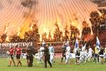 Når FCK og Brøndby mødes i Superligaen er der mere end i en forstand blus på lampen. Det er to hold, der har godt fat i tilskuerne - nogle tilskuere, der hellere vil følge deres udvalgte hold end se udenlandsk fodbold i fjernsynet. Foto: Lars Poulsen/POLFOTO