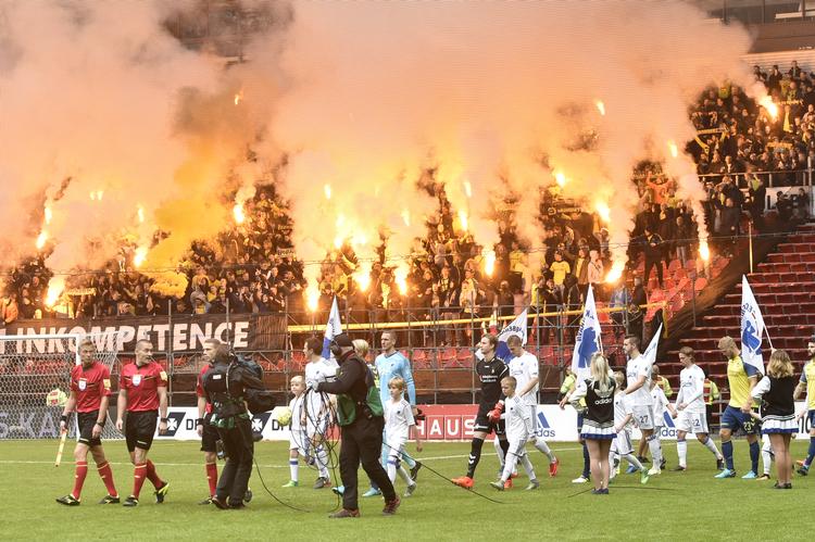 Når FCK og Brøndby mødes i Superligaen er der mere end i en forstand blus på lampen. Det er to hold, der har godt fat i tilskuerne - nogle tilskuere, der hellere vil følge deres udvalgte hold end se udenlandsk fodbold i fjernsynet. Foto: Lars Poulsen/POLFOTO