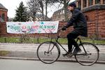 Banner mod besparelser foran Sankt Johannes Gården på Blegdamsvej på Nørrebro, hvor Kristina Kolling-Wedels datter går: »Nu hvor der er folketingsvalg lige om lidt, er det også en måde at sætte det på dagsordenen på«, siger hun. Arkivfoto. 
  Foto: Jens Dresling/POLFOTO