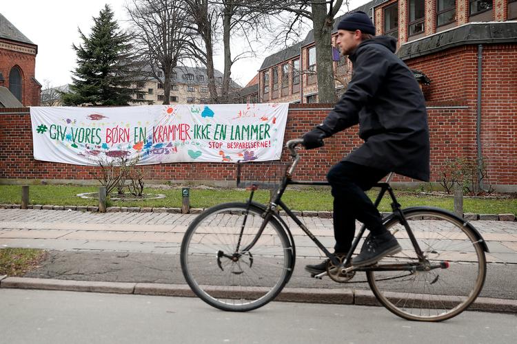 Banner mod besparelser foran Sankt Johannes Gården på Blegdamsvej på Nørrebro, hvor Kristina Kolling-Wedels datter går: »Nu hvor der er folketingsvalg lige om lidt, er det også en måde at sætte det på dagsordenen på«, siger hun. Arkivfoto. 
  Foto: Jens Dresling/POLFOTO