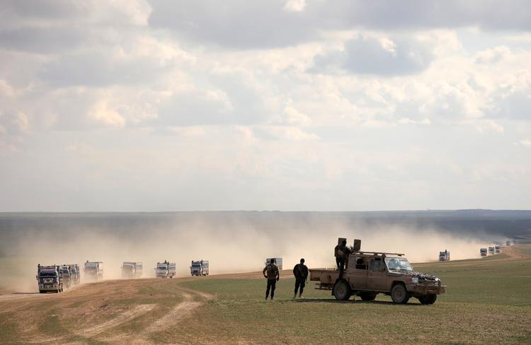 Tusinder af civile er flygtet fra IS-kalifatets sidste tilholdssted, Baghouz, på grænsen mellem Syrien og Irak. Her overværer styrker fra den kurdisk-arabiske alliance De Syriske Demokratiske Styrker evakueringen.  Foto: Rodi Said/Ritzau Scanpix