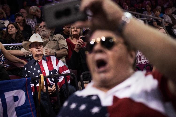 En kameramand fra BBC blev i dag overfaldet, mens Trump var på talerstolen i El Paso, Texas. Foto: Casper Dalhoff/POLFOTO