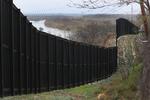 Et hegn nær  Rio Grande markerer grænsen mellem Mexico og USA. Hvis aftalen om grænsesikkerhed falder på plads, må der bygges 88 kilometer hegn yderligere - men det er stykke fra de 345 kilometer, som kravet fra Det Hvide Hus lyder på.  Foto: Joe Raedle/Ritzau Scanpix