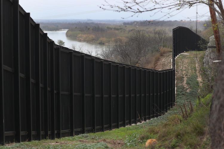 Et hegn nær  Rio Grande markerer grænsen mellem Mexico og USA. Hvis aftalen om grænsesikkerhed falder på plads, må der bygges 88 kilometer hegn yderligere - men det er stykke fra de 345 kilometer, som kravet fra Det Hvide Hus lyder på.  Foto: Joe Raedle/Ritzau Scanpix