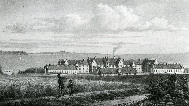  Sindssygehospitalet i Risskov ved Aarhus blev taget i brug i 1852 – her afbildet i 1859. Gennem 34 år var baronesse Marie Rosenkrantz anbragt her. I de første år efter anbringelsen i 1873 skrev hun mange breve, der blev tilbageholdt af overlægen, og i disse får vi et indblik i livet bag hospitalets mure. 