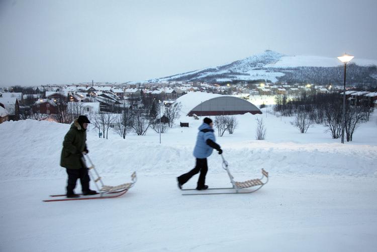 
En gang imellem kræves ekstra udstyr på vintervandringen. Det er dog sjældent, at man har brug for en sparkstøtting som her i nordsvenske Kiruna.    
   Foto: Morten Langkilde/POLFOTO