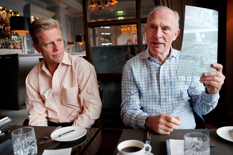 Jan Leschly forklarer om sit og sønnen Marks (tv.) projekt med den nye tennisfond, som skal forbedre mulighederne for danske tennistalenter. 
   Foto: Jens Dresling/POLFOTO