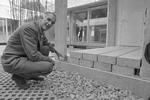 
    Arkitekt Jørn Utzon viser prototype på et familiehus i 1969.
   Foto: Erik Petersen/POLFOTO