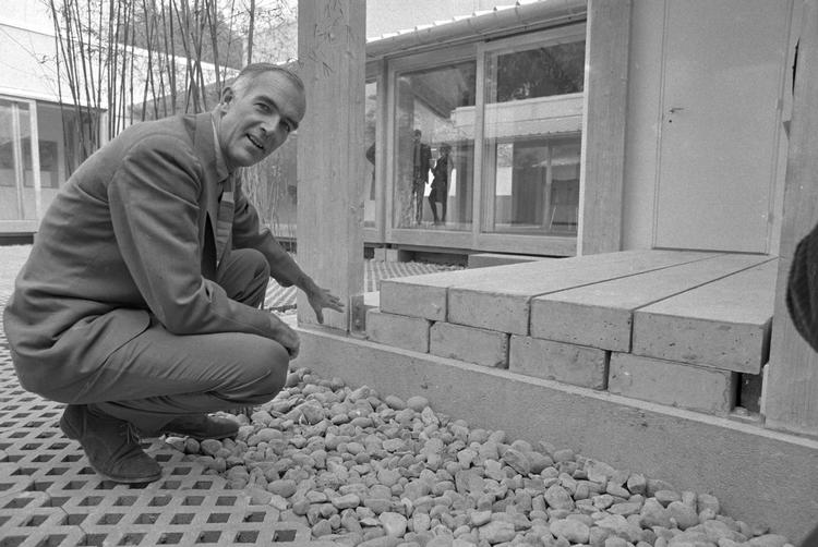
    Arkitekt Jørn Utzon viser prototype på et familiehus i 1969.
   Foto: Erik Petersen/POLFOTO