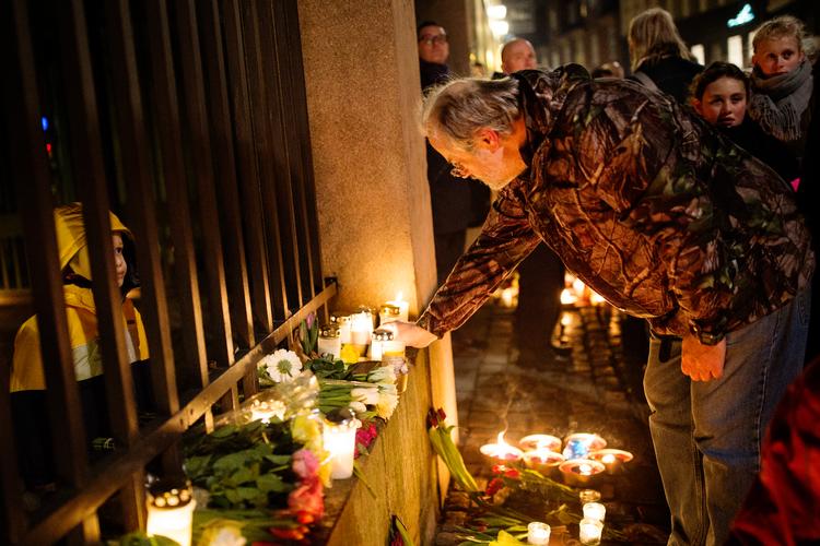 De danske jøder blev ramt af antisemitismen med angrebet på synagogen i København i februar 2015. Københavnerne viste deres som her på femårsdagen for angrebet deres solidaritet med deres jødiske medborgere. Foto: Melissa Kühn Hjerrild/POLFOTO