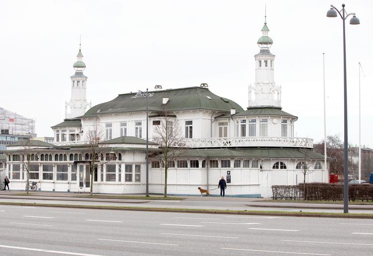 Til april skal man igen kunne spise og sippe cocktails med udsigt til Peblingesøen. Klubkongerne Simon og Simon og kokken Frederik Bille Brahe har nemlig overtaget Søpavillionen. Håndværkere arbejder lige nu på at shine den gamle bygning op.
   Foto: Finn Frandsen/POLFOTO