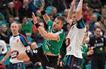 Den norske stregspiller Bjarte Myrhol fra Skjern runder KIF Koldings Martin Larsen og scorer i onsdag aftens opgør i Sydbank Arena.
   
   Foto: Claus Fisker/Ritzau Scanpix
