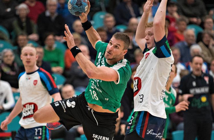 Den norske stregspiller Bjarte Myrhol fra Skjern runder KIF Koldings Martin Larsen og scorer i onsdag aftens opgør i Sydbank Arena.
   
   Foto: Claus Fisker/Ritzau Scanpix