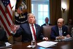 Den amerikanske præsident, Donald Trump, ser fremskridt i handelsforhandlingerne mellem USA og Kina. Den hidtidige aftale udløber 1. marts, men Trump åbner op for at skubbe fristen lidt. »Hvis vi nærmer os en aftale, som vi tror på kan blive en reel aftale, så kan jeg godt se mig selv lade det skride en lille smule«, sagde præsidenten tirsdag. Foto: Mandel Ngan/Ritzau Scanpix