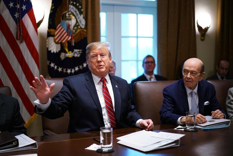 Den amerikanske præsident, Donald Trump, ser fremskridt i handelsforhandlingerne mellem USA og Kina. Den hidtidige aftale udløber 1. marts, men Trump åbner op for at skubbe fristen lidt. »Hvis vi nærmer os en aftale, som vi tror på kan blive en reel aftale, så kan jeg godt se mig selv lade det skride en lille smule«, sagde præsidenten tirsdag. Foto: Mandel Ngan/Ritzau Scanpix