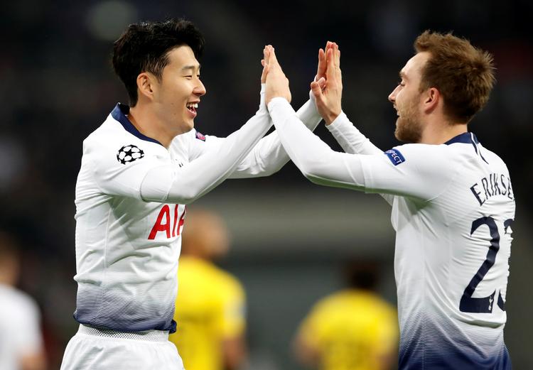 Son har scoret på Wembley onsdag aften, og Christian Eriksen er ikke sen til at fejre sin sydkoreanske holdkammerat. Foto: David Klein/Ritzau Scanpix