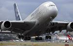 Et Airbus A380 under takeoff i Sydney ved en fremvisning af flyet. Airbus har netop meddelt, at det stopper med at producere  dobbeltdækkerflyet. Foto: Torsten Blackwood/Ritzau Scanpix